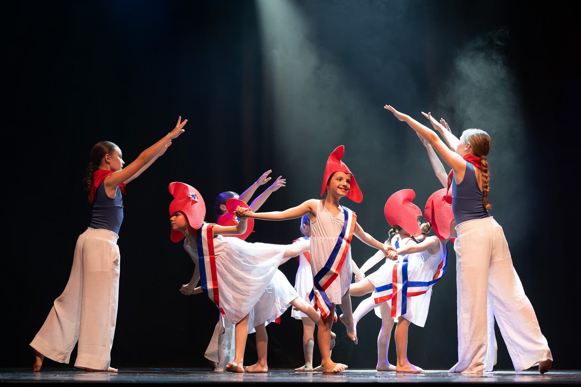 Ensemble de danse contemporaine en mouvement sur scène